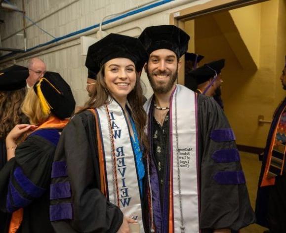 Jackson Hadden, ’21, and Aliya Gorelick, '21, 参加麦乔治法学院的毕业典礼